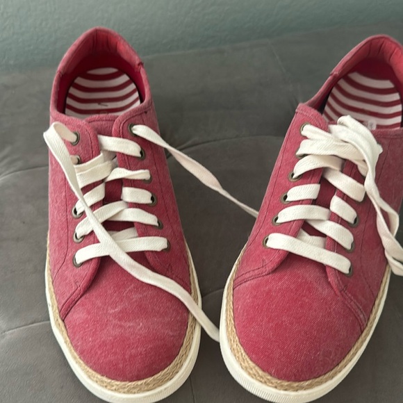 Never worn Vionic sneakers - Picture 1 of 7